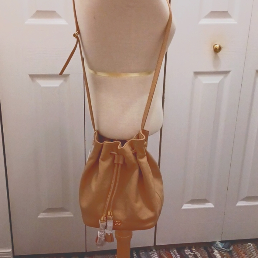 UGG (RAE BUCKET)  LEATHER HANDBAG